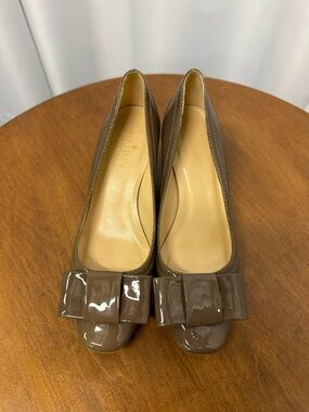 Kate Spade Taupe tan mocha Patent Leather Bow heels size 6